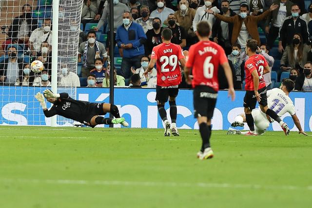 每体：关于巴萨用藤森给奥尔莫注册的猜测不实